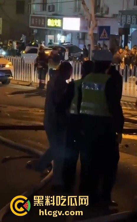 青岛人民路水泥罐车疯狂逆行撞上五十余辆车！司机一边撞一边大骂报复社会，车祸视频曝光！-6