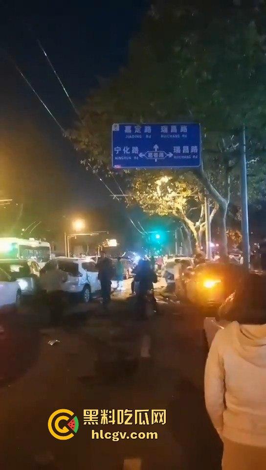 青岛人民路水泥罐车疯狂逆行撞上五十余辆车！司机一边撞一边大骂报复社会，车祸视频曝光！-12