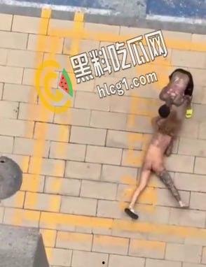 实拍社会青年暴虐女友 看女孩纹身也是个精神小妹 这是多大仇打成这样 头发都被扯掉了-3