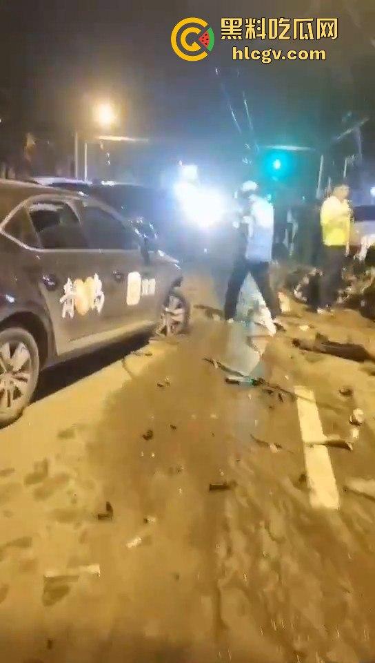 青岛人民路水泥罐车疯狂逆行撞上五十余辆车！司机一边撞一边大骂报复社会，车祸视频曝光！-15