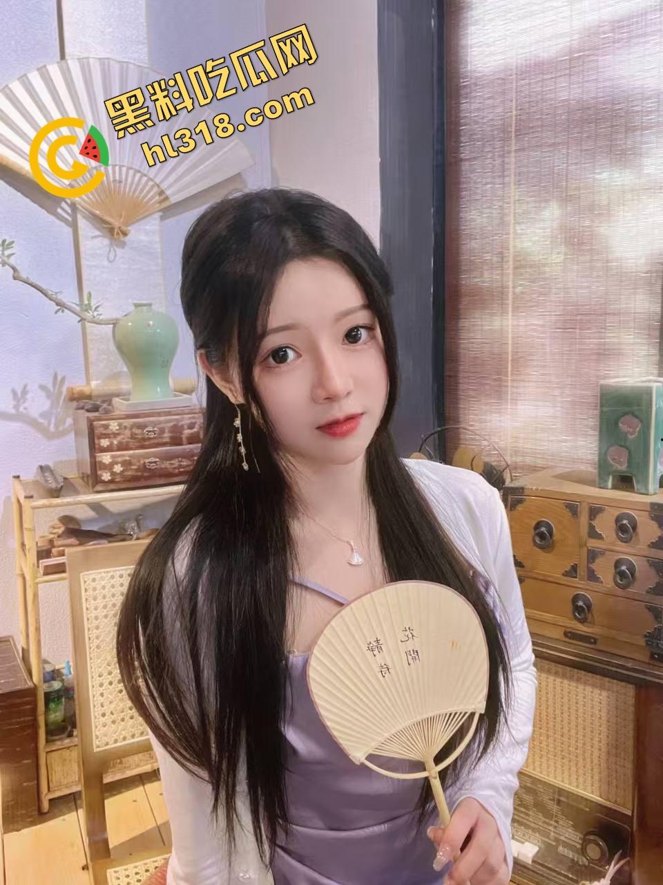 大白天俩骚货窗前赤裸互插假屌竞技赛，比赛高潮谁先喷，没男人靠假屌，也能自嗨得原地升天！-3