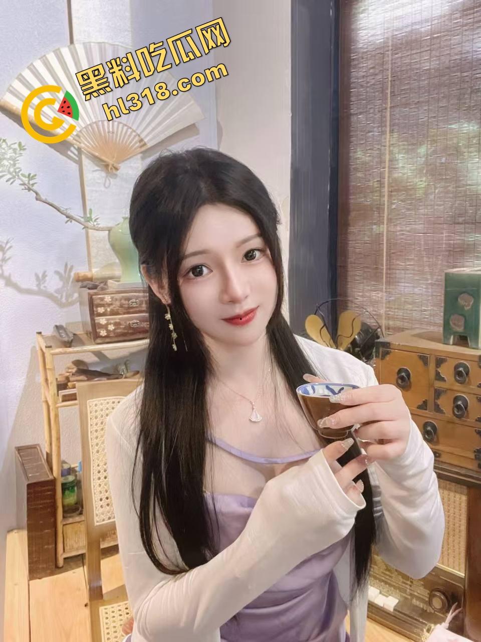 大白天俩骚货窗前赤裸互插假屌竞技赛，比赛高潮谁先喷，没男人靠假屌，也能自嗨得原地升天！-4