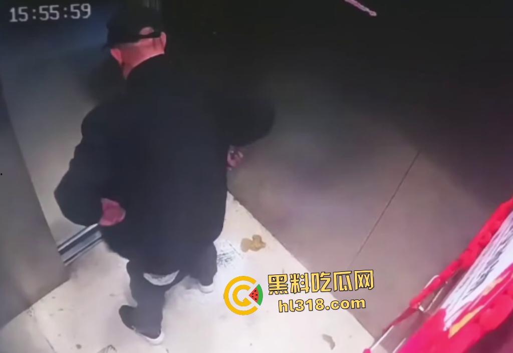 深圳电梯惊现老大爷脱裤拉屎，出电梯一直站在门口不让电梯下去，还忘拉裤子，老年痴呆还是坏人变老？-5