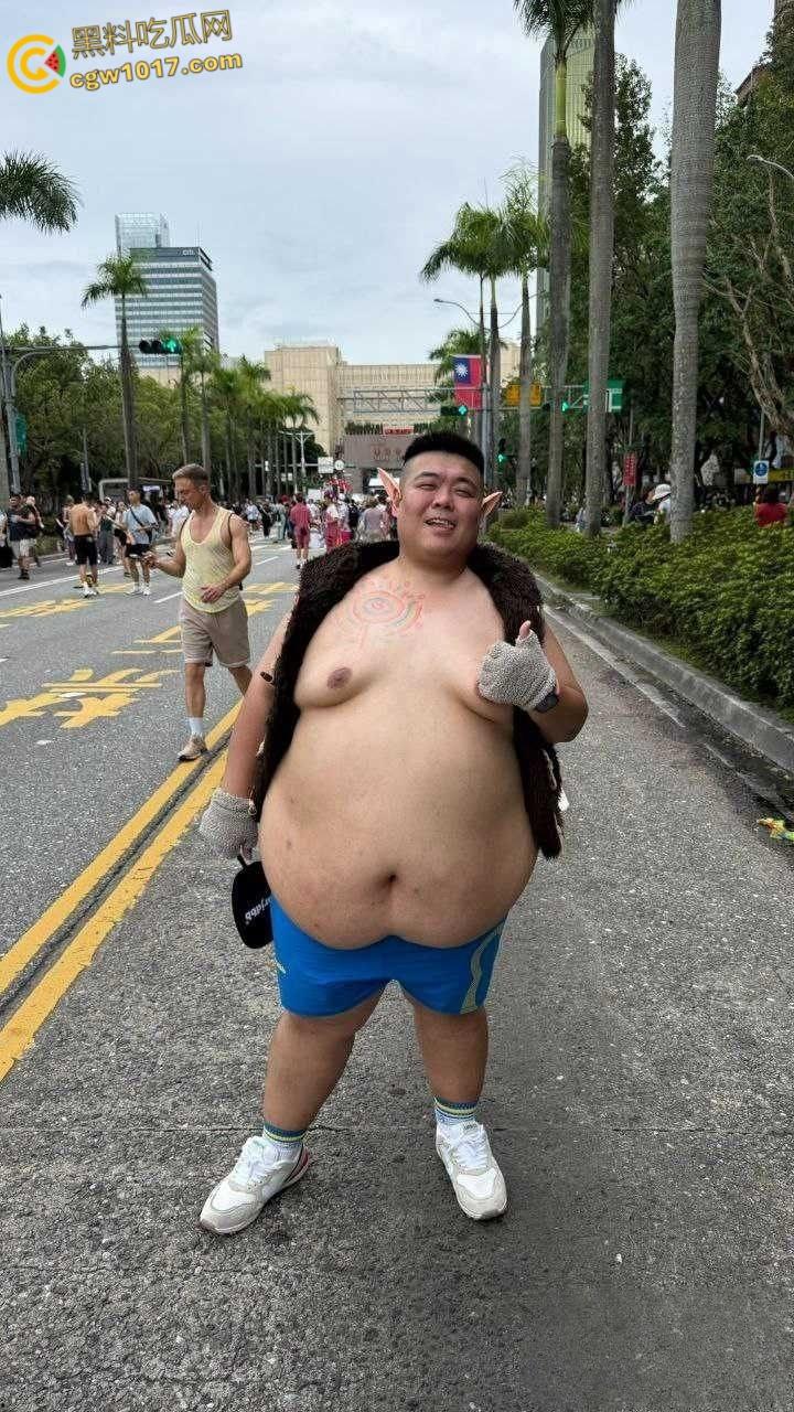 台北同志游行奇葩标语，性取向AI双性恋 ，和AI算命说我是双性恋 ，让奇想在街头绽放，世界为之惊艳！-3