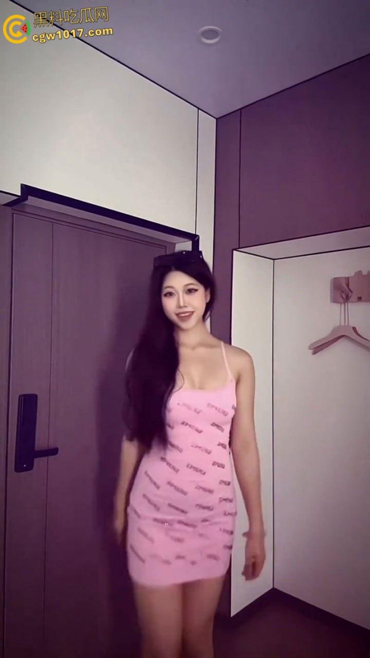 湖南长沙闷骚母狗【张嘉倪】，社交软件钓鱼约炮，一见面就穿蕾丝情趣制服，粉嫩骚逼淫性大发，疯狂吞吐大屌！-3