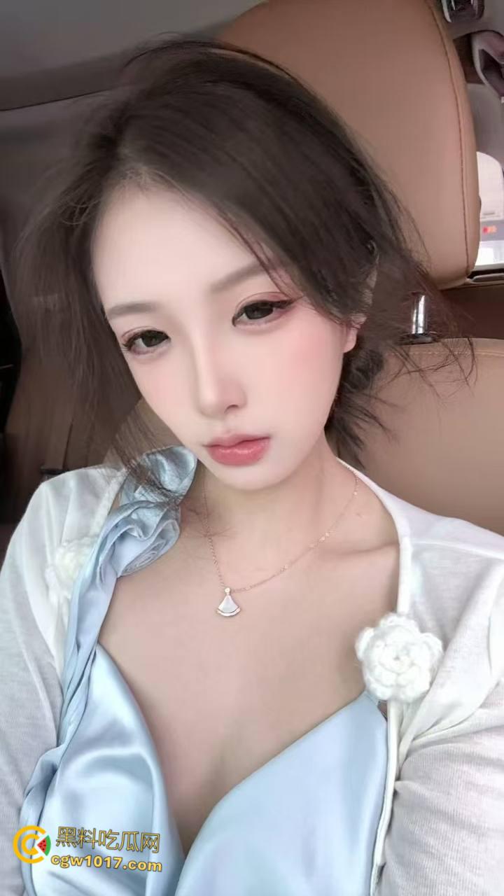 反差婊背着男朋友约炮，一边在soul给陌生人撩骚，一边跪在地上口交舔屁眼，淫荡对白超级刺激 ！-2