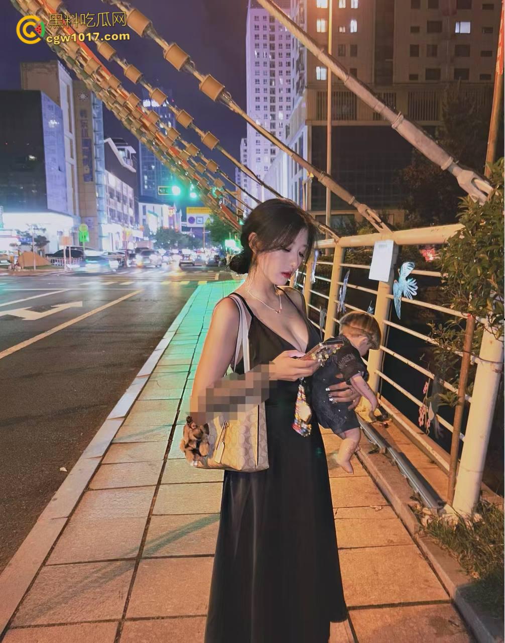 反差婊背着男朋友约炮，一边在soul给陌生人撩骚，一边跪在地上口交舔屁眼，淫荡对白超级刺激 ！-3