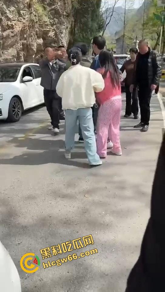 汉中勉县龙湾景区惊现社会姐持械现场,这家伙手里的不是传说中的真理吗?-3