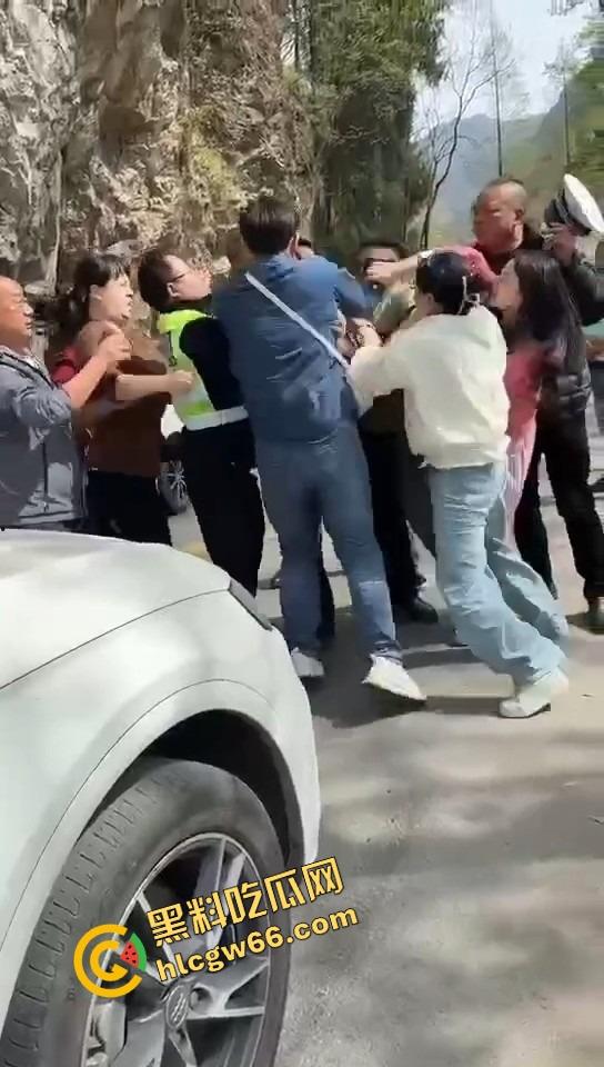 汉中勉县龙湾景区惊现社会姐持械现场,这家伙手里的不是传说中的真理吗?-4