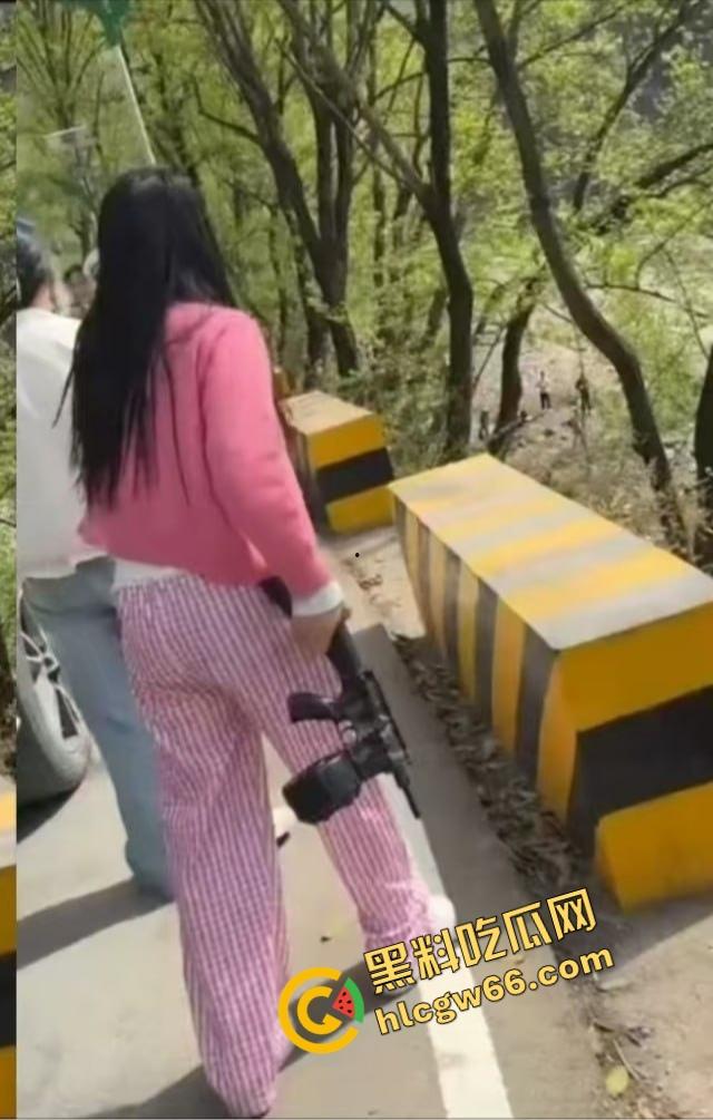 汉中勉县龙湾景区惊现社会姐持械现场,这家伙手里的不是传说中的真理吗?-11