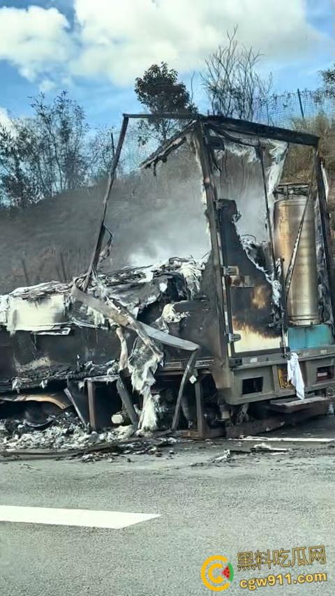 济广高速河源段货车烧成火球，黑烟滚滚堵死路，最后烧的只剩躯壳，幸亏没有爆炸，救援已到愿人平安！-3