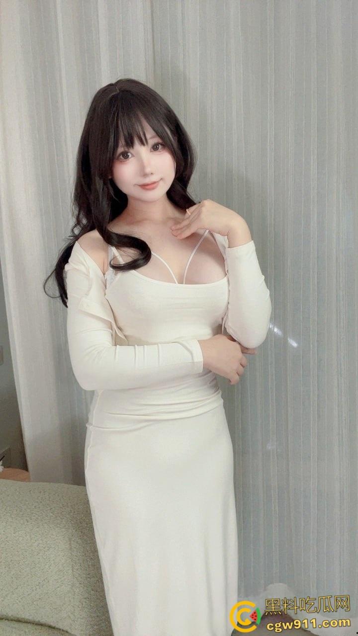 推特极品嫩妹【荒井喵喵】，甜美长相火辣身材，透明旗袍抖奶热舞， 吊带灰丝揉奶诱惑，这颜值和身材都够撸一发了！-2