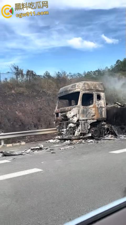济广高速河源段货车烧成火球，黑烟滚滚堵死路，最后烧的只剩躯壳，幸亏没有爆炸，救援已到愿人平安！-4