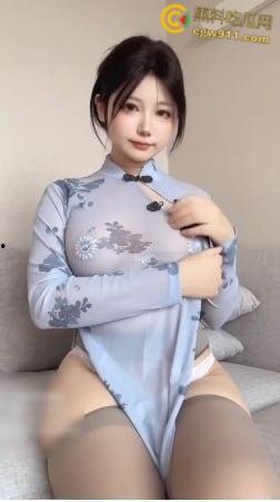 推特极品嫩妹【荒井喵喵】，甜美长相火辣身材，透明旗袍抖奶热舞， 吊带灰丝揉奶诱惑，这颜值和身材都够撸一发了！-4