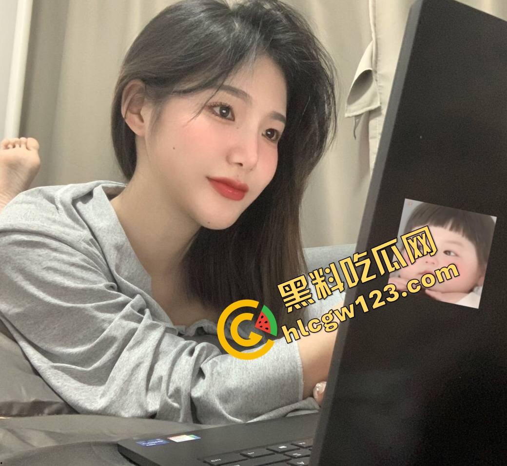 年轻骚妹小区椅子上亲热，真空出门方便男友揉奶，衣服一掀奶头当众弹出来，楼上邻居阳台吃瓜偷拍！-4