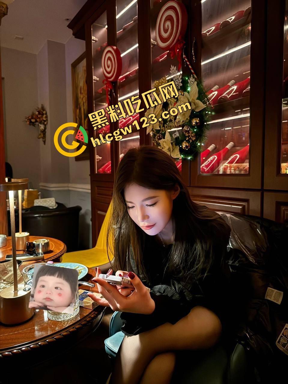 年轻骚妹小区椅子上亲热，真空出门方便男友揉奶，衣服一掀奶头当众弹出来，楼上邻居阳台吃瓜偷拍！-5