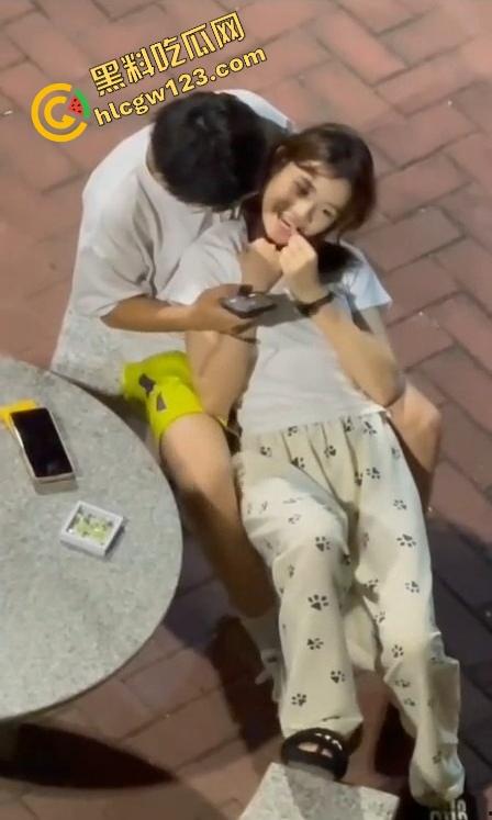 年轻骚妹小区椅子上亲热，真空出门方便男友揉奶，衣服一掀奶头当众弹出来，楼上邻居阳台吃瓜偷拍！-8