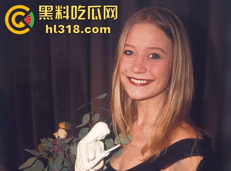 丹麦影后真枪实弹出演《女王诱罪》，后妈背着老公勾引继子，真实口交后入，找回久违的激情，太刺激了!-1