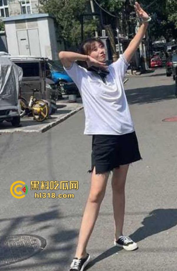 海角乱伦，超刺激父女乱伦，趁父亲睡觉脱光钻入，激情吃鸡后自动骑乘猛插， 太刺激了！-1