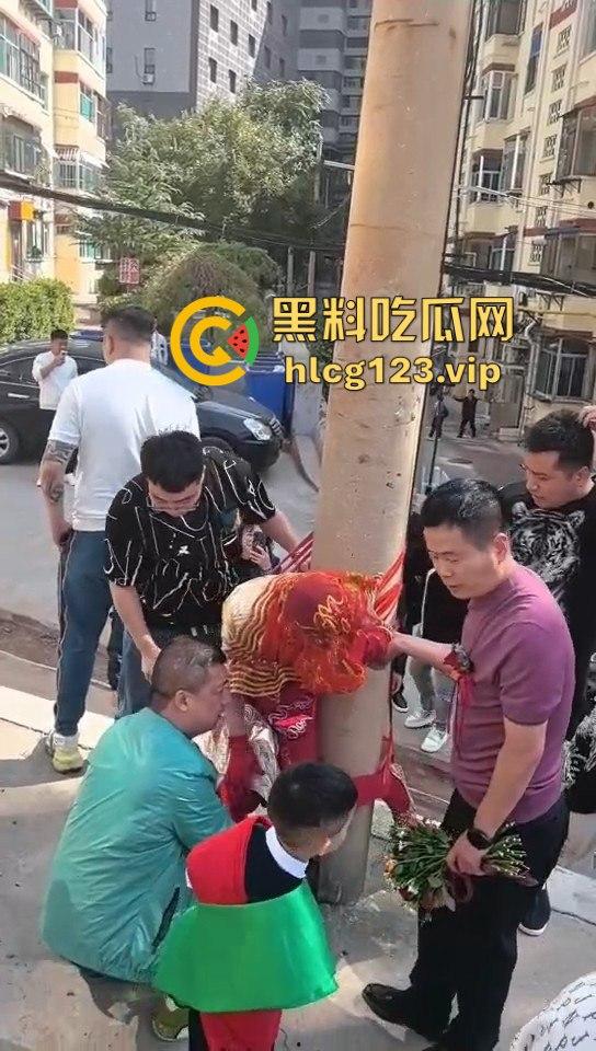 这婚礼花活儿真多！新娘被捆电线杆上，红丝全露出来了，谁教的捆绑束缚？-5