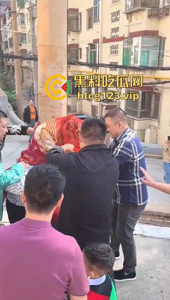 这婚礼花活儿真多！新娘被捆电线杆上，红丝全露出来了，谁教的捆绑束缚？-10