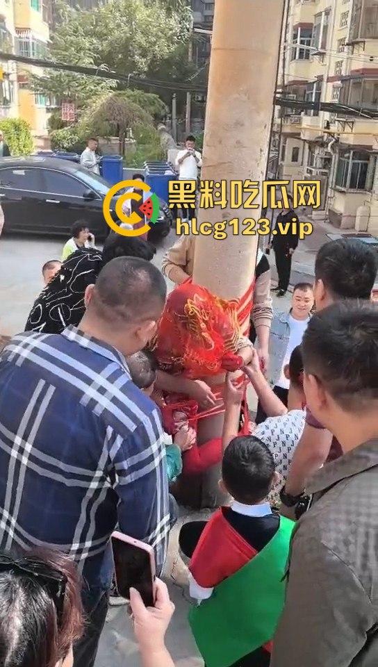 这婚礼花活儿真多！新娘被捆电线杆上，红丝全露出来了，谁教的捆绑束缚？-11