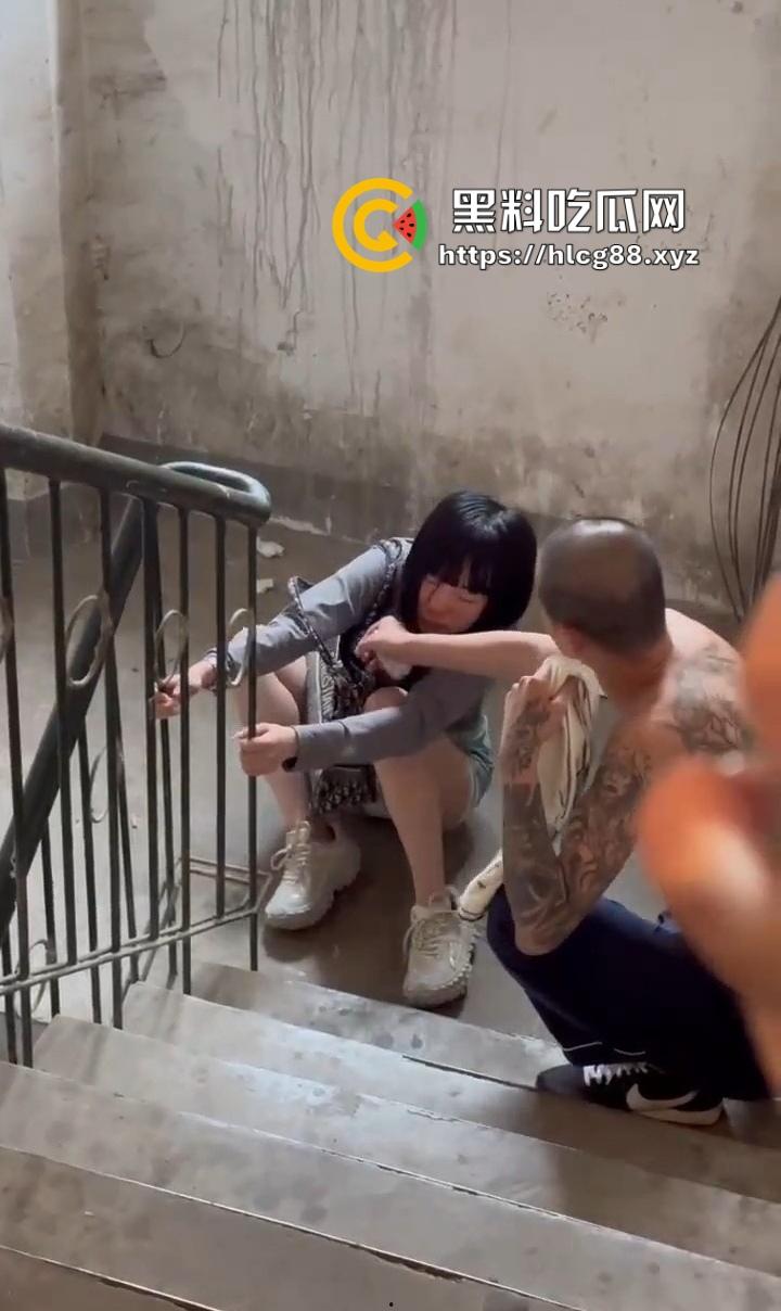 精神小妹嗑药吹气球嗨过头，走路像丧尸被精神小伙按水里洗脸，清醒后还想再嗨！-6