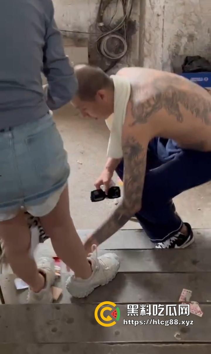 精神小妹嗑药吹气球嗨过头，走路像丧尸被精神小伙按水里洗脸，清醒后还想再嗨！-9