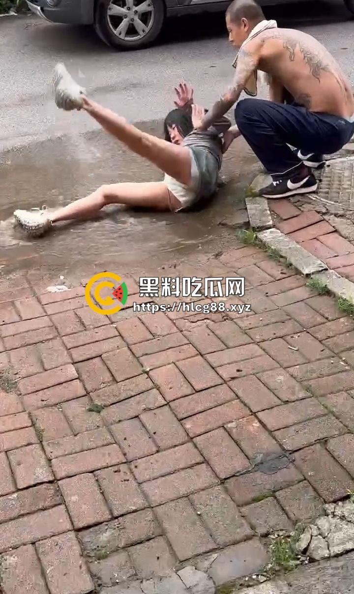 精神小妹嗑药吹气球嗨过头，走路像丧尸被精神小伙按水里洗脸，清醒后还想再嗨！-12