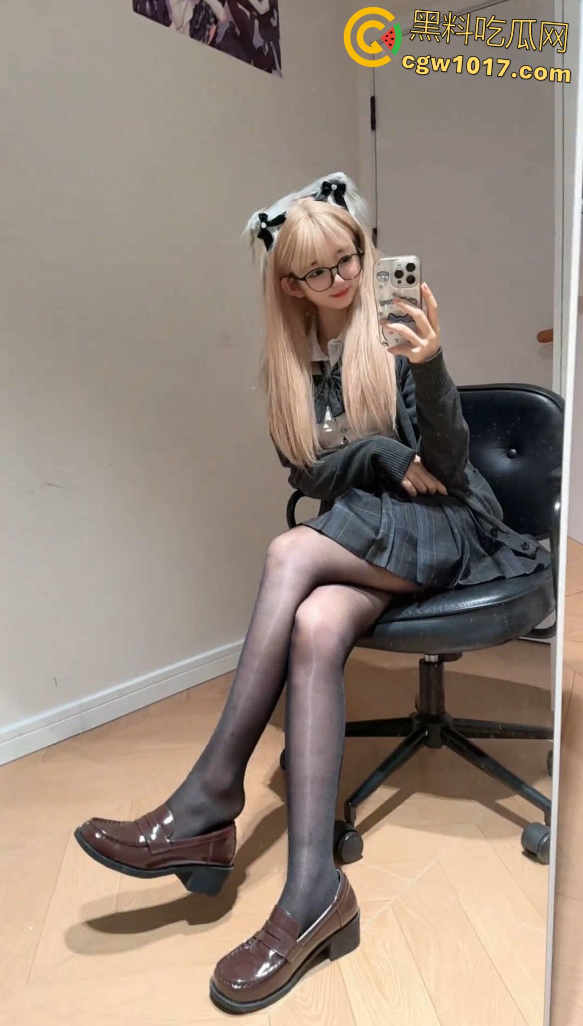 抖音高颜值萝莉【草原一只花】，大尺度露脸私拍流出，JK制服黑丝玉足，娇小身材掀裙挑逗诱惑！-6