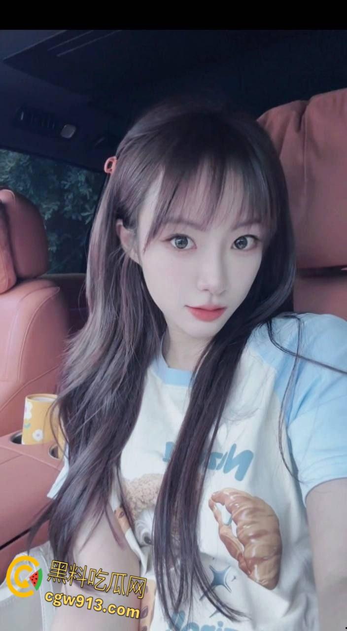 南京艺术学院【刘静文】，约炮体育生被站起来蹬，粉嫩美乳圆润饱满，骚穴被无套爆操，主动送上门的就是骚 ！-2