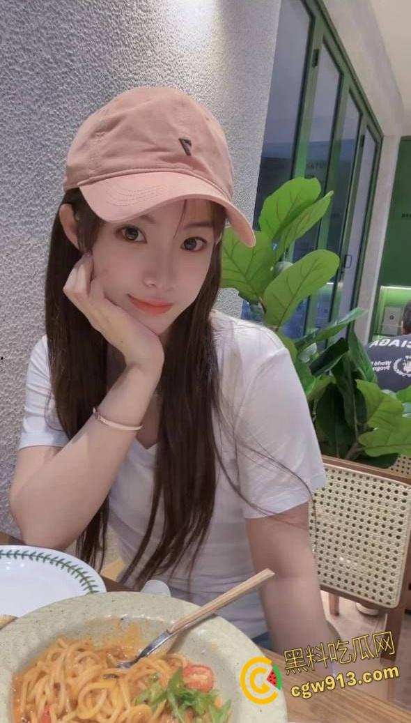 南京艺术学院【刘静文】，约炮体育生被站起来蹬，粉嫩美乳圆润饱满，骚穴被无套爆操，主动送上门的就是骚 ！-3