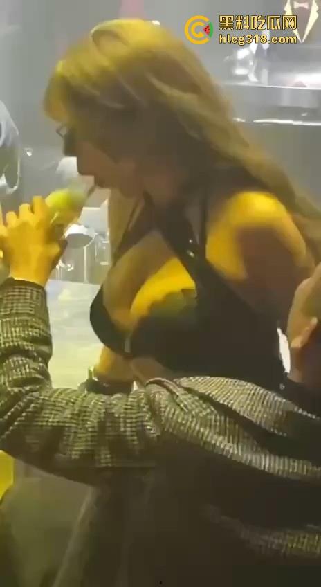 富二代怒砸2万拿下极品酒吧模特，口含酒瓶哪骚劲去哪了，刚刚有多骚在床上就被操得有多猛！-2