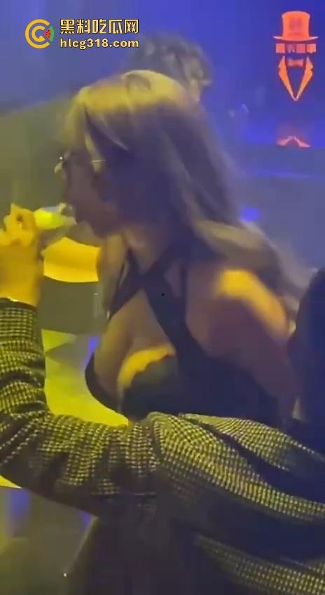 富二代怒砸2万拿下极品酒吧模特，口含酒瓶哪骚劲去哪了，刚刚有多骚在床上就被操得有多猛！-3