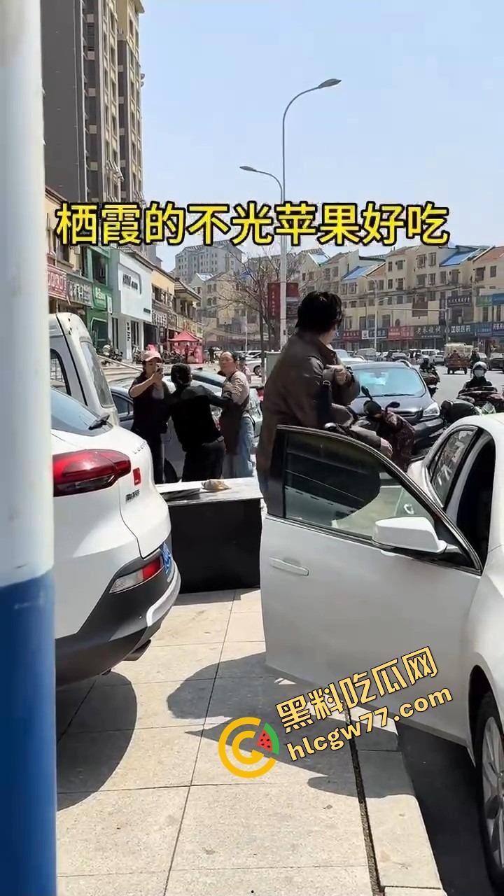 栖霞尚记甜品小三当街挑衅原配，奶茶没喝上，脸先被泼成奶盖，两女互撕扯头发狠撕逼！-4