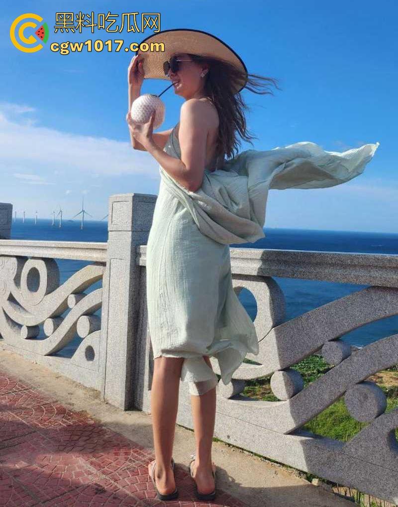 约极品肥臀炮友玩性爱旅游，情趣吊带丝袜一穿，阴毛一刮，被拽着头发疯狂后入，都尼玛干喷尿了！-1