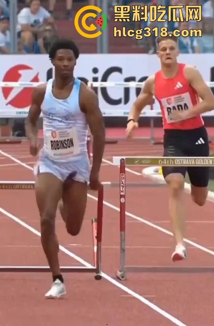 奥斯特拉瓦大奖赛400跨栏决赛惊现走光事故！【克里.罗宾森】牛子从短裤裤管中滑出，摇摇晃晃拿了个冠军！-4