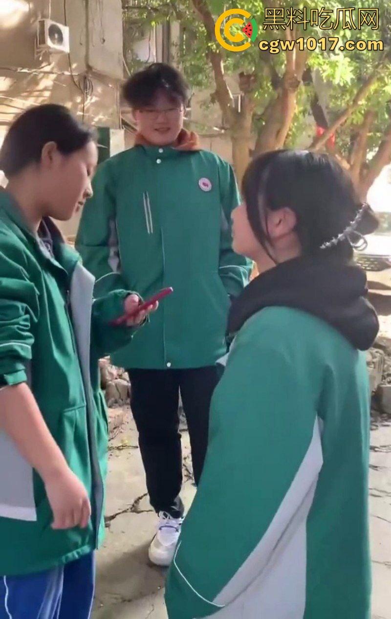 阆中中学女生霸凌事件 高中妹被接连扇大耳光 满脸红掌印却依旧不闪不避 硬气的一逼！男同学围观全程不阻止反而笑嘻嘻！-2