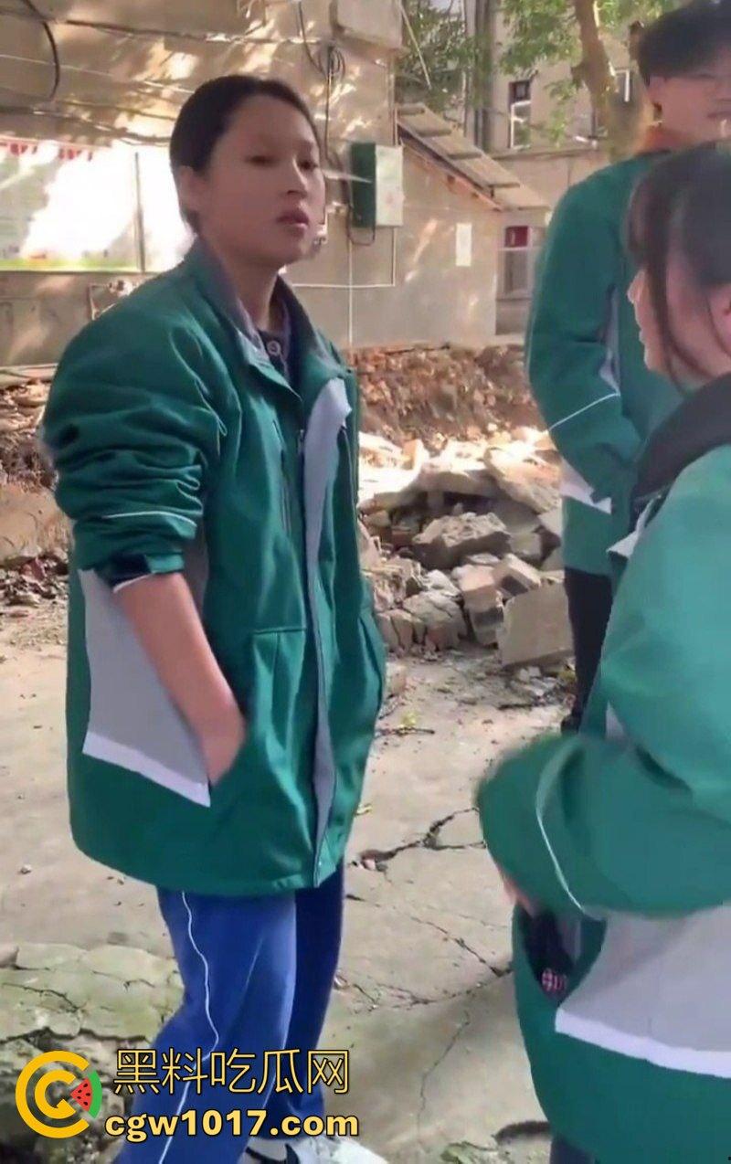 阆中中学女生霸凌事件 高中妹被接连扇大耳光 满脸红掌印却依旧不闪不避 硬气的一逼！男同学围观全程不阻止反而笑嘻嘻！-3