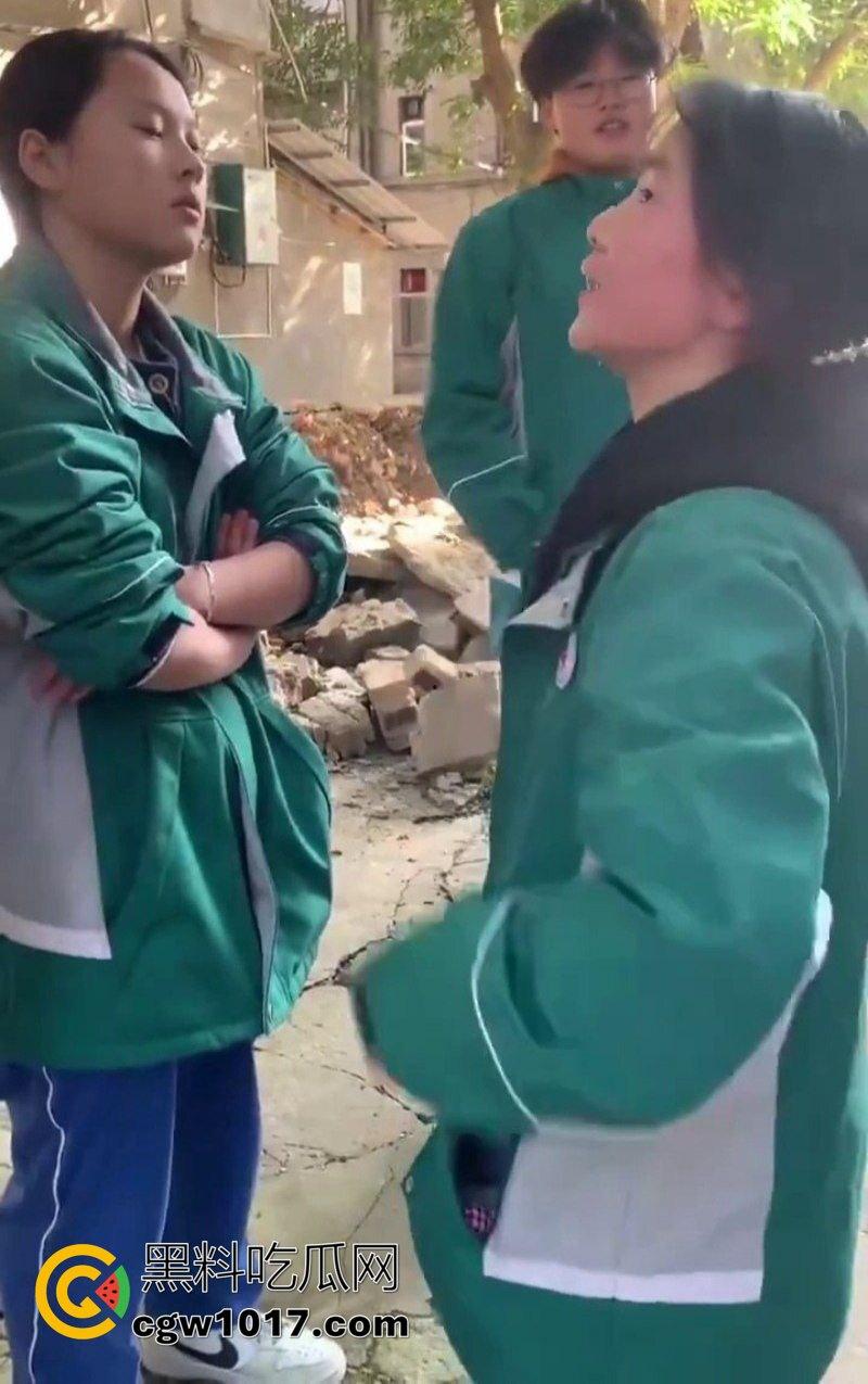 阆中中学女生霸凌事件 高中妹被接连扇大耳光 满脸红掌印却依旧不闪不避 硬气的一逼！男同学围观全程不阻止反而笑嘻嘻！-5