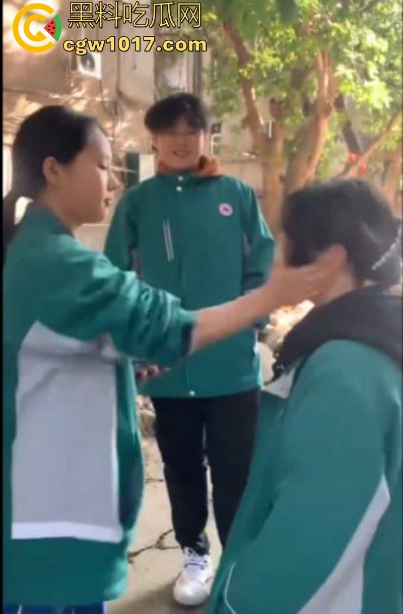 阆中中学女生霸凌事件 高中妹被接连扇大耳光 满脸红掌印却依旧不闪不避 硬气的一逼！男同学围观全程不阻止反而笑嘻嘻！-9
