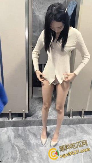 公厕4P换妻聚会，结婚多年的中年夫妻与发小换妻，寂寞母狗来不及去酒店，随便找个公厕就开操 !-1