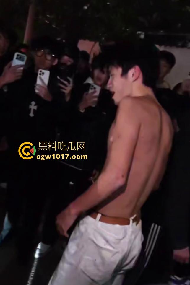 广西桂林谢霆锋1打4个C罗，只为争夺女友，谢霆锋没穿衣服被几个C罗当足球踢，真男人就要敢于单挑！-7