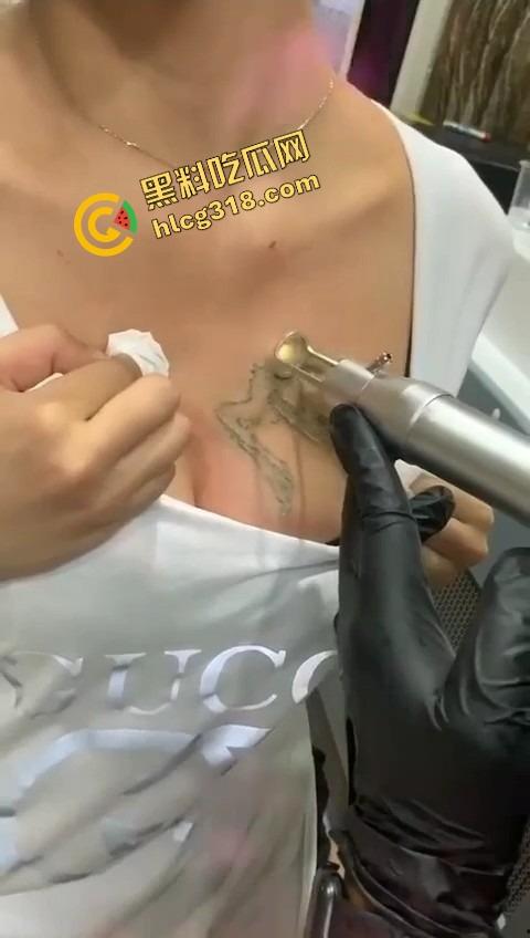 纹的时候笑得像疯子，洗的时候哭得像狗，精神小妹胸口洗纹身，找到接盘侠就开始洗过往了？-10