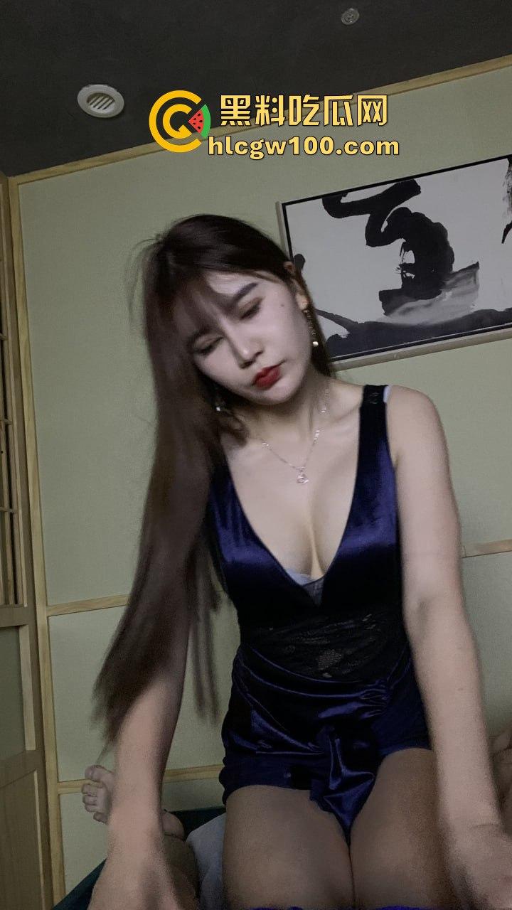 洗浴偷拍揭秘技师的放松套餐，技师手口并用 全套和半套的区别在于 半套挑逗停在棒上，全套直接脱裤吞到根！-15