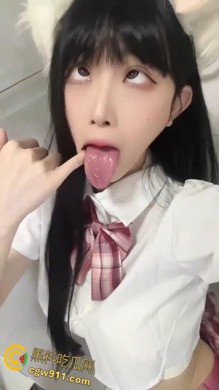 抖音擦边网红【小冰糖】，清纯颜值媚黑婊体质，给金主发制服口舌诱惑，呻吟声让人全身酥麻 ！-4