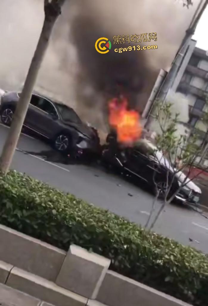 9月4日南京栖霞大道电车激撞！蔚来“亲”比亚迪翘臀，电池直接爆燃，电车这技术还是不到位啊！-4
