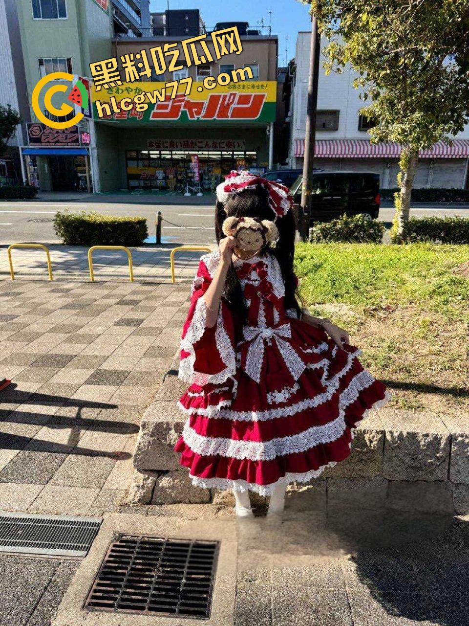 青岛已婚萝莉【嫩小瑶】小屁股光天化日给人看，芭比倒插猛操嫩逼，翘臀细腰黑丝白袜骚炸！-1