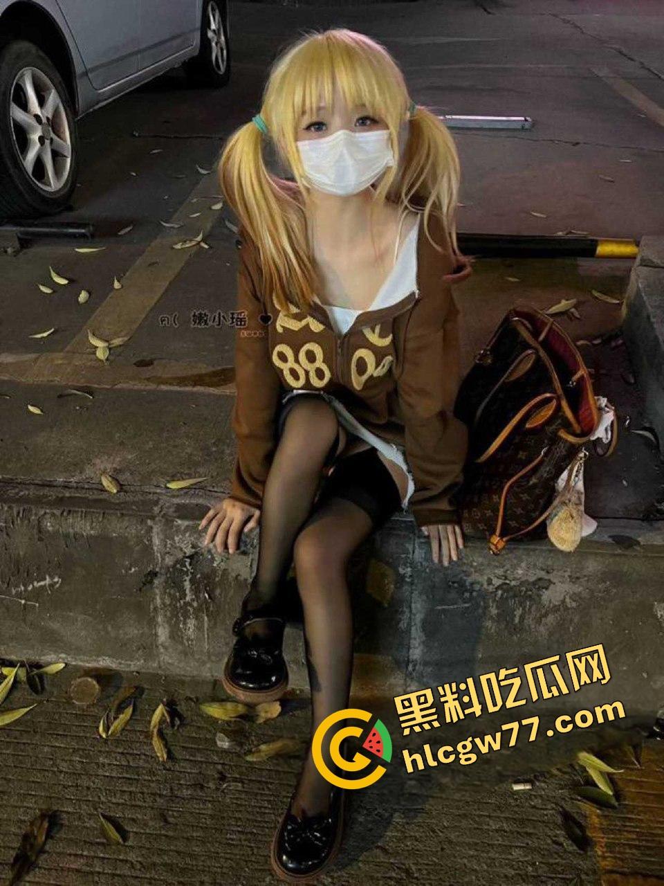 青岛已婚萝莉【嫩小瑶】小屁股光天化日给人看，芭比倒插猛操嫩逼，翘臀细腰黑丝白袜骚炸！-5