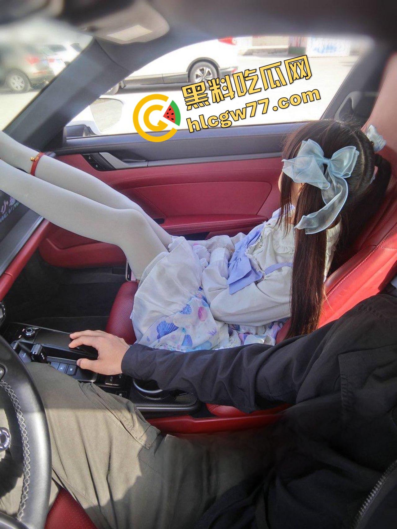 青岛已婚萝莉【嫩小瑶】小屁股光天化日给人看，芭比倒插猛操嫩逼，翘臀细腰黑丝白袜骚炸！-6